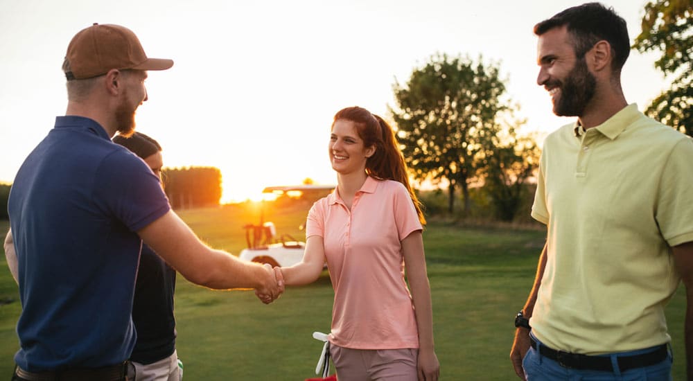 Menschen auf dem Golfplatz