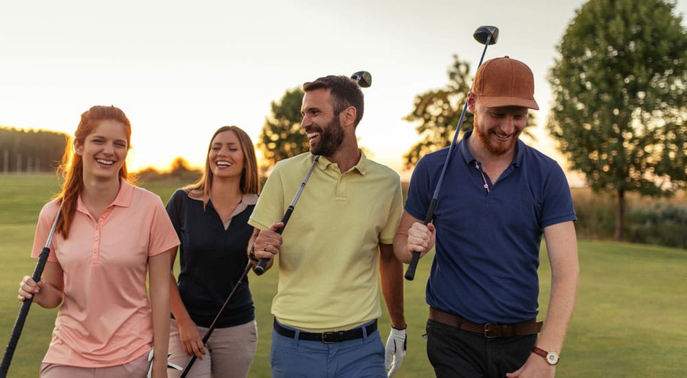 Golfergruppe am Abend auf dem Platz