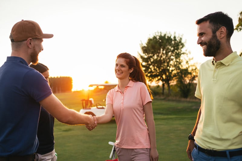 Spaß mit Freunden auf dem Golfplatz