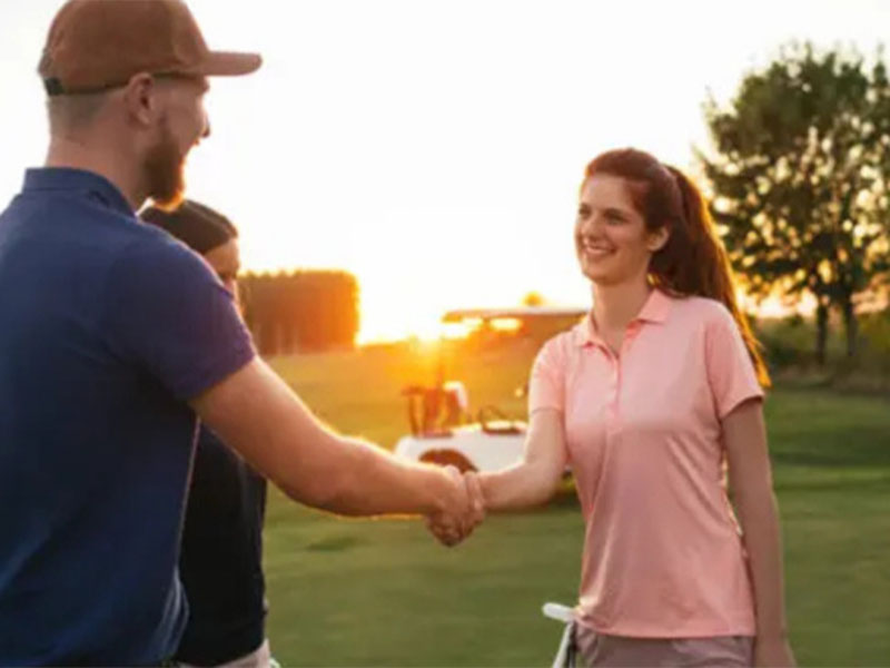 Junge Leute auf dem Golfplatz