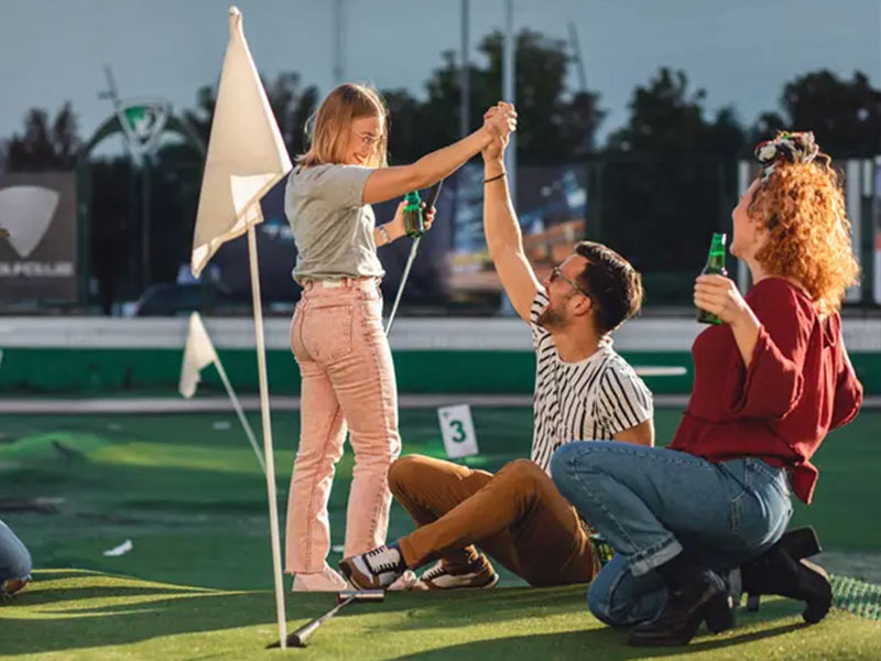 junge Menschen haben Spaß beim Golf