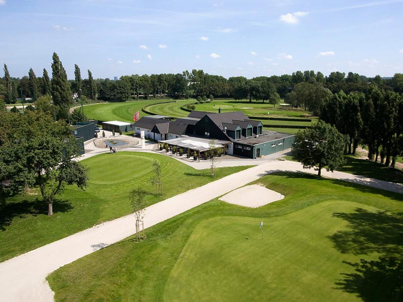 Luftaufnahme vom Clubhaus und dem Golfplatz